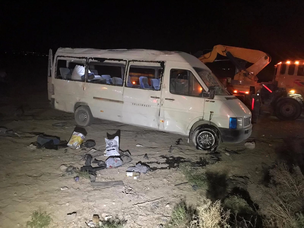 Mevsimlik işçileri taşıyan minibüs şarampole devrildi: 1 ölü, 14 yaralı