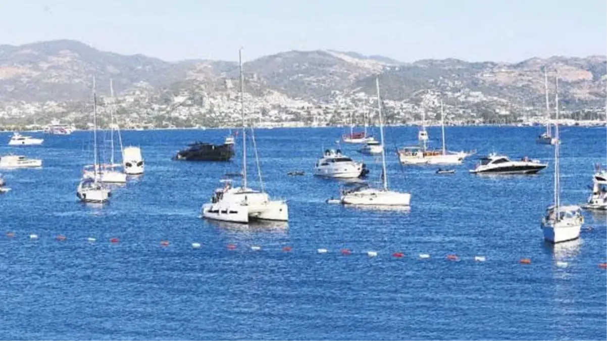 Tatilciler akın etti! Bodrum\'da, karadan sonra deniz trafiği de kilitlendi