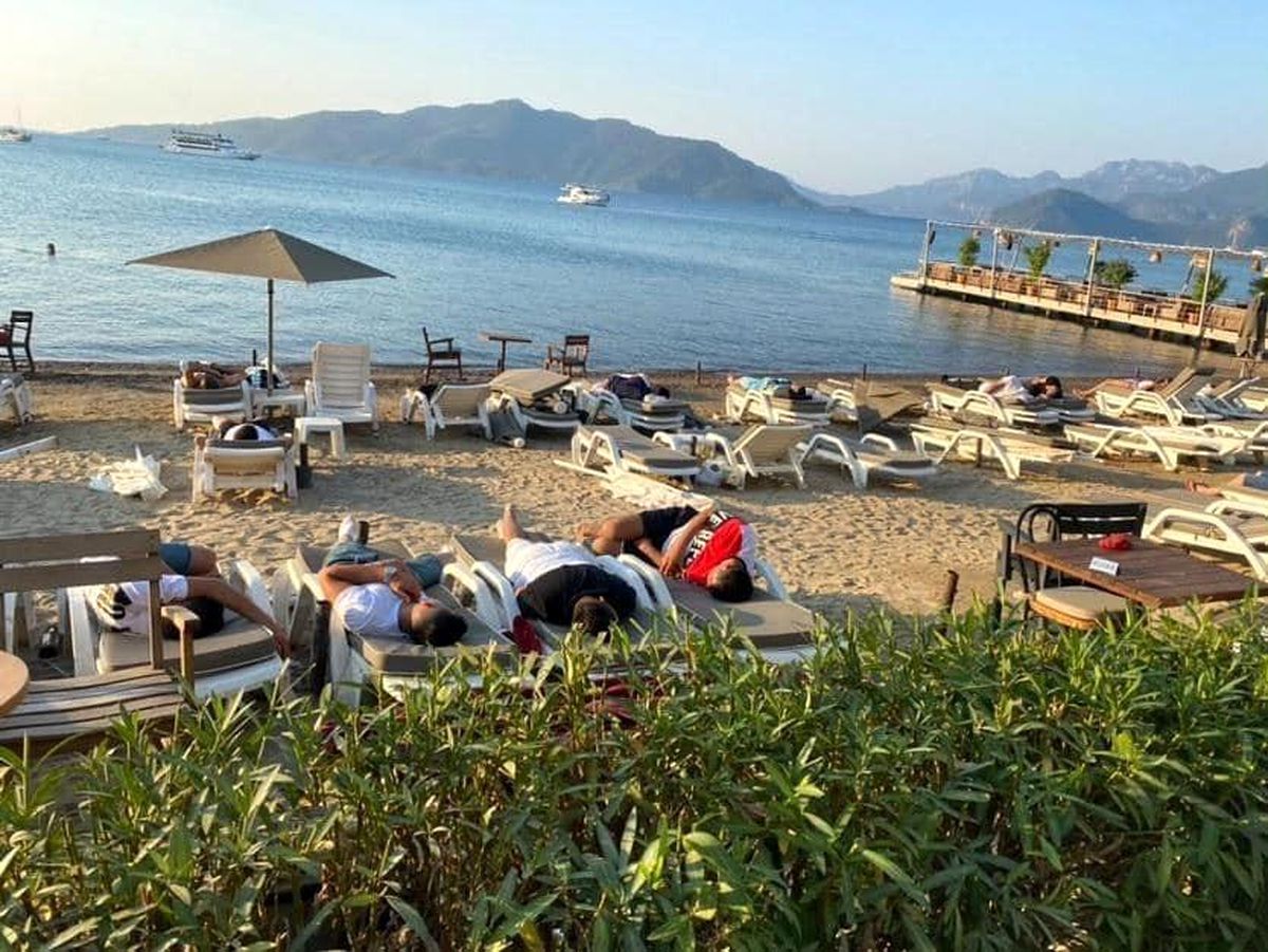 Uyarıları dikkate almayan turistler sahilde uyuyor