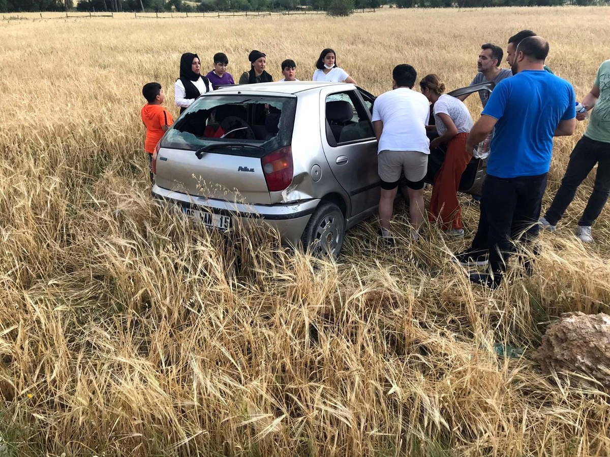Yoldan çıkan otomobil tarlaya uçtu: 3 yaralı