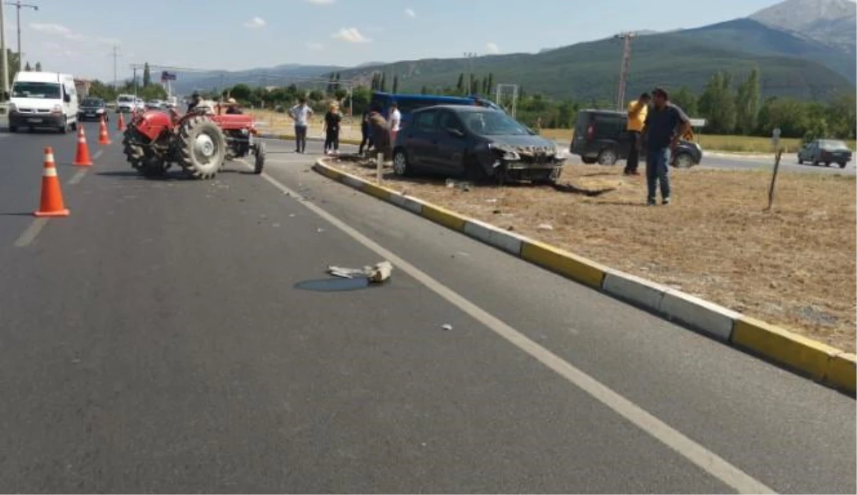 Afyonkarahisar\'da otomobil ile traktör çarpıştı: 3 yaralı