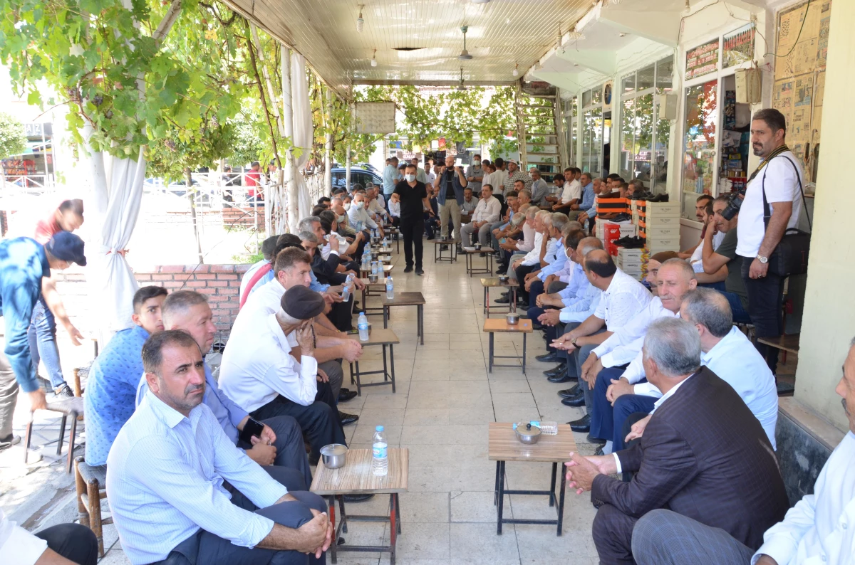 AK Parti Batman Milletvekili Özdemir ve İl Başkanı Gür ilçe ve köylerde vatandaşlarla bayramlaştı