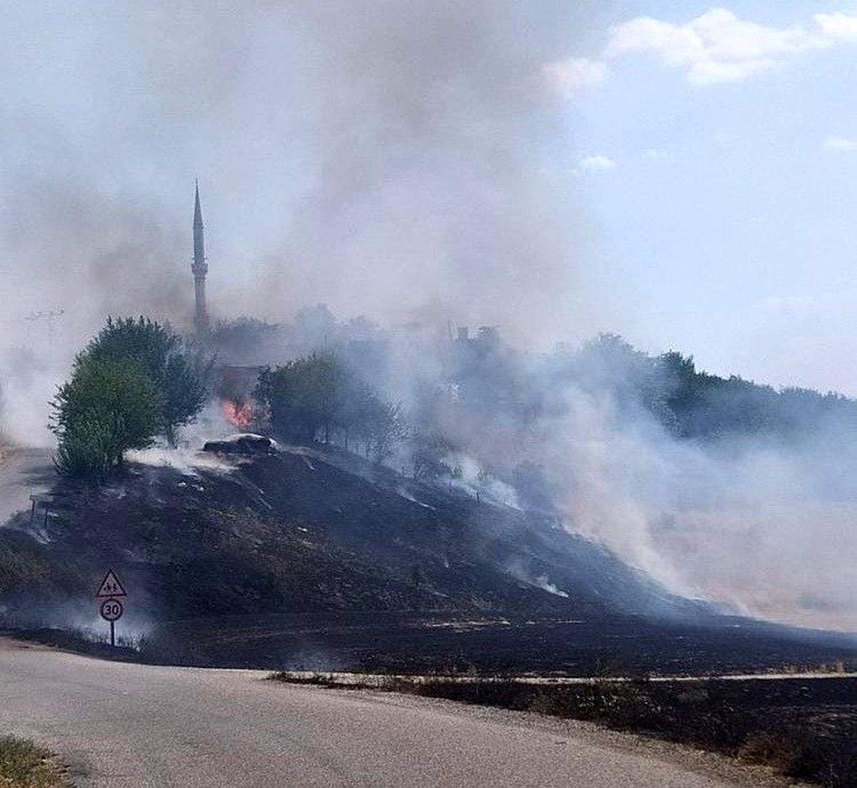 Anız yangınında saman balyaları küle döndü