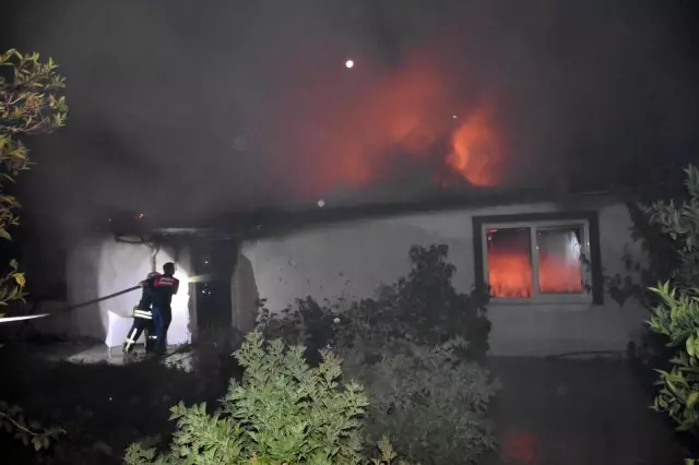 Ayrılmayı kabul etmeyen koca evi ateşe verdi