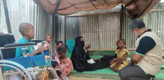 Çad'da bedensel engelli çocuğa Türkiye'deki hayırseverlerin bağışıyla tekerlekli sandalye sürprizi