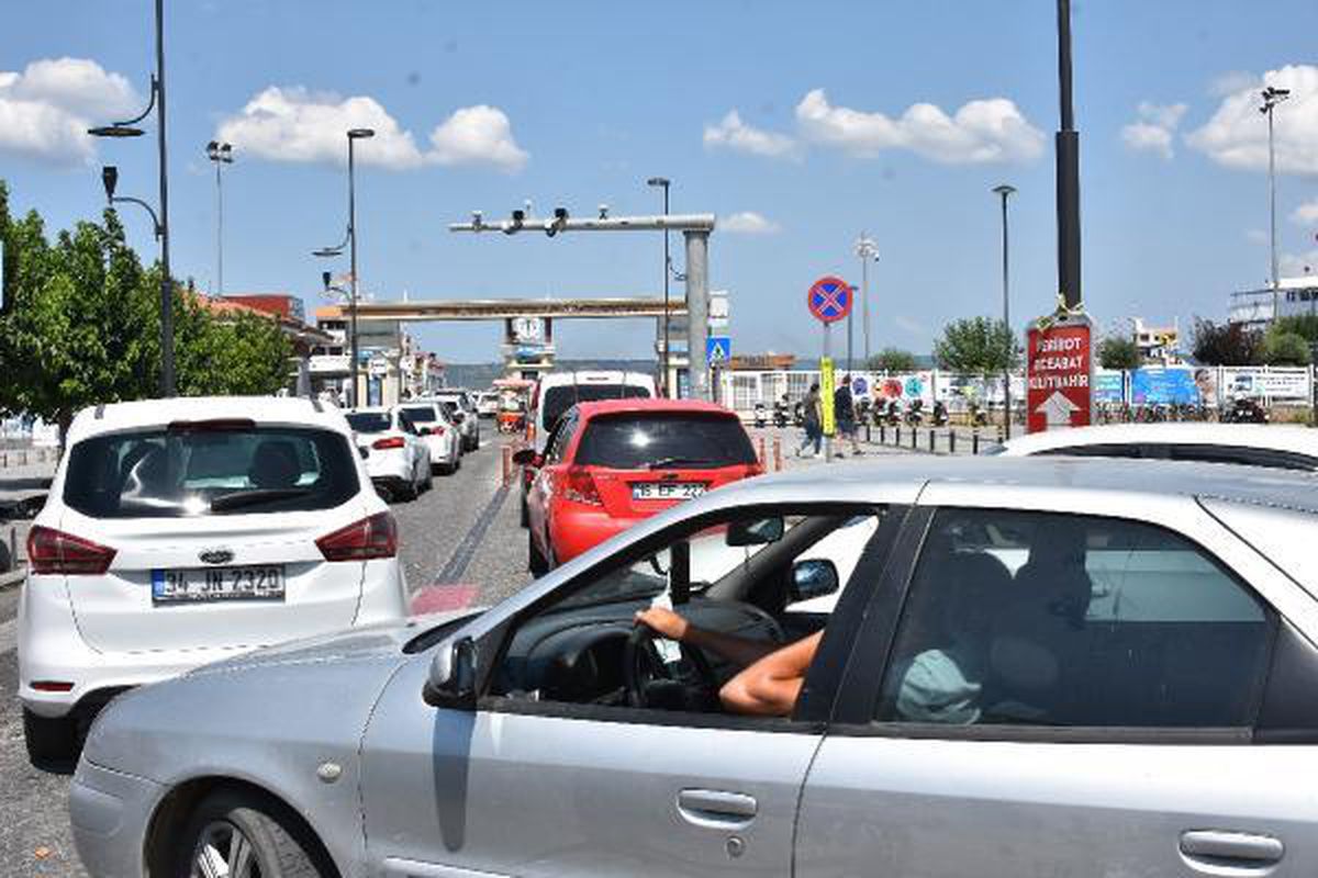Çanakkale feribot iskelesinde tatilcilerin dönüş yoğunluğu sürüyor