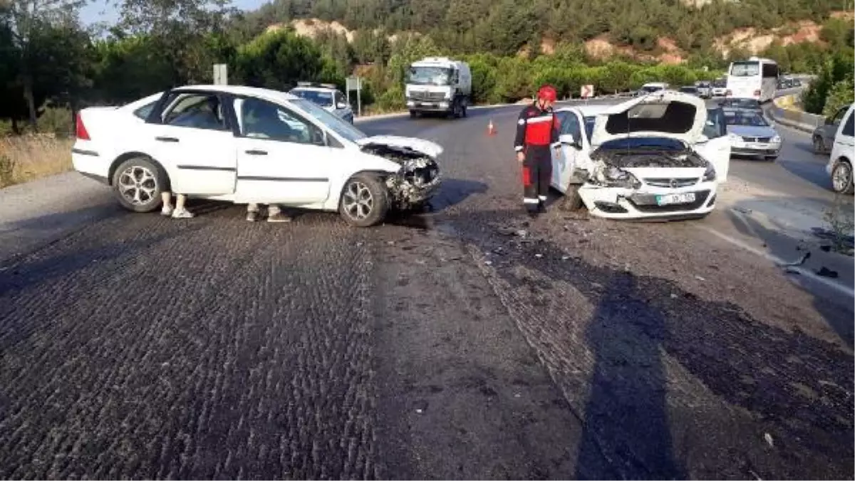 Denizli\'de 3 aracın karıştığı zincirleme kazada 5 kişi yaralandı