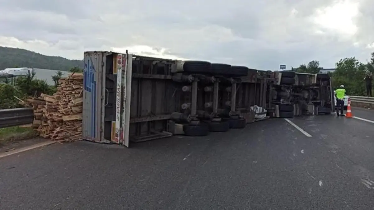 İstanbul\'a dönüş yolundakiler dikkat! TEM Otoyolu\'nda tır devrildi, yol trafiğe kapatıldı