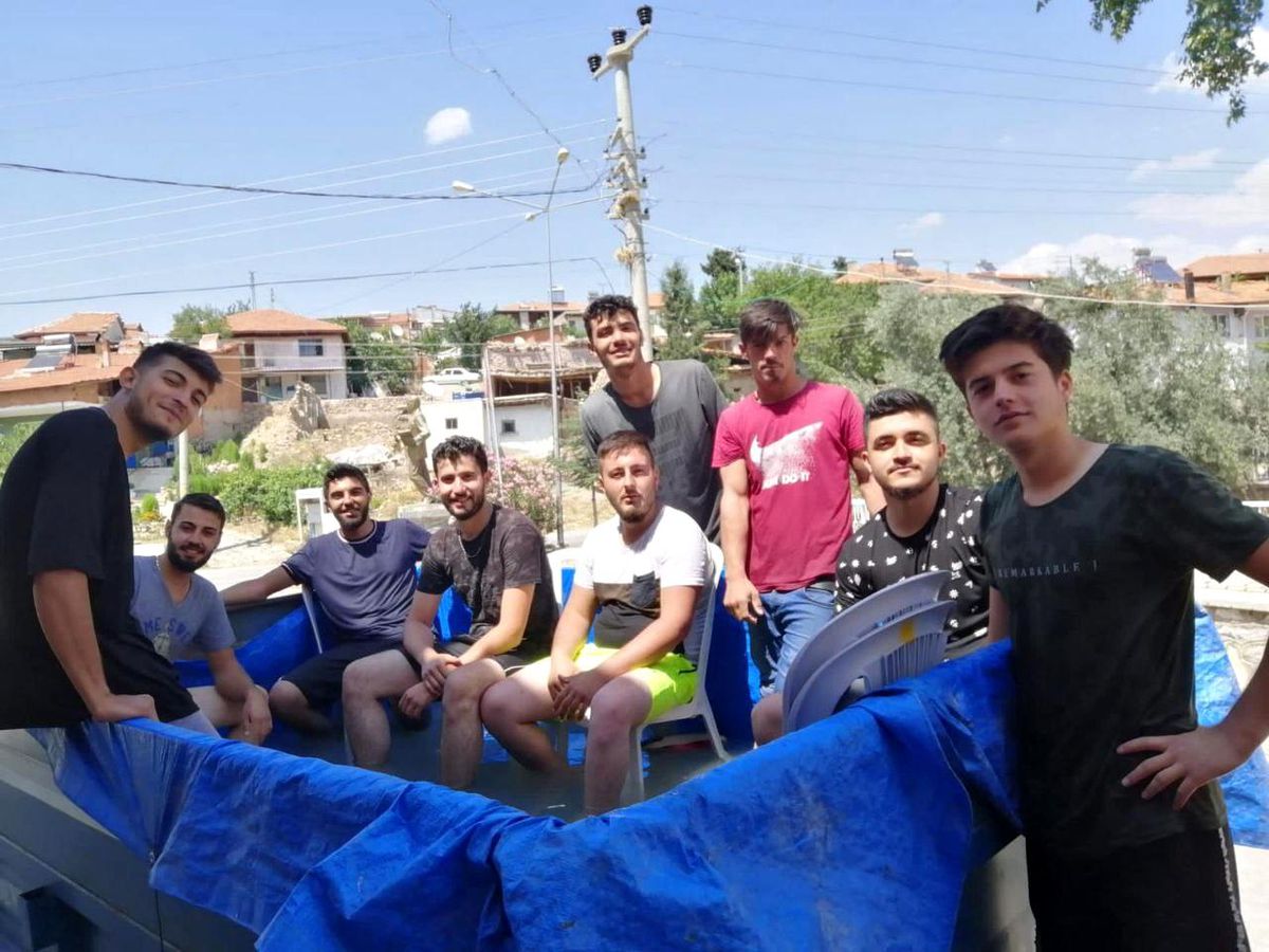 Gençlerin serinleme formülü görenleri gülümsetti