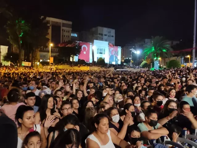 Haluk Levent Hatay'ın anavatana katılışının 82'nci yılı kutlamalarında sahne aldı Haluk Levent Hatay'ın anavatana katılışının 82'nci yılı kutlamalarında sahne aldı