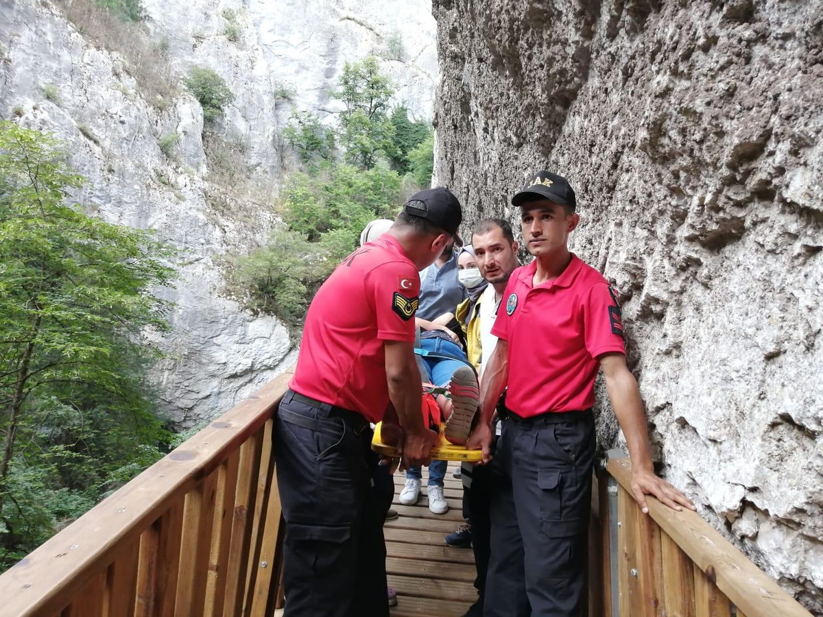 Kanyonda ayağı kırılan kadın JAK ve sağlık görevlilerince çıkartıldı
