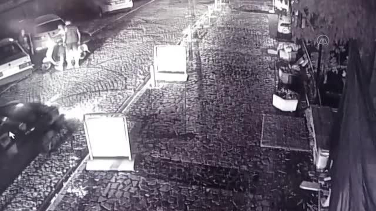 Kavga edenleri ayırmaya çalışan kişi silahla vurularak yaralandı