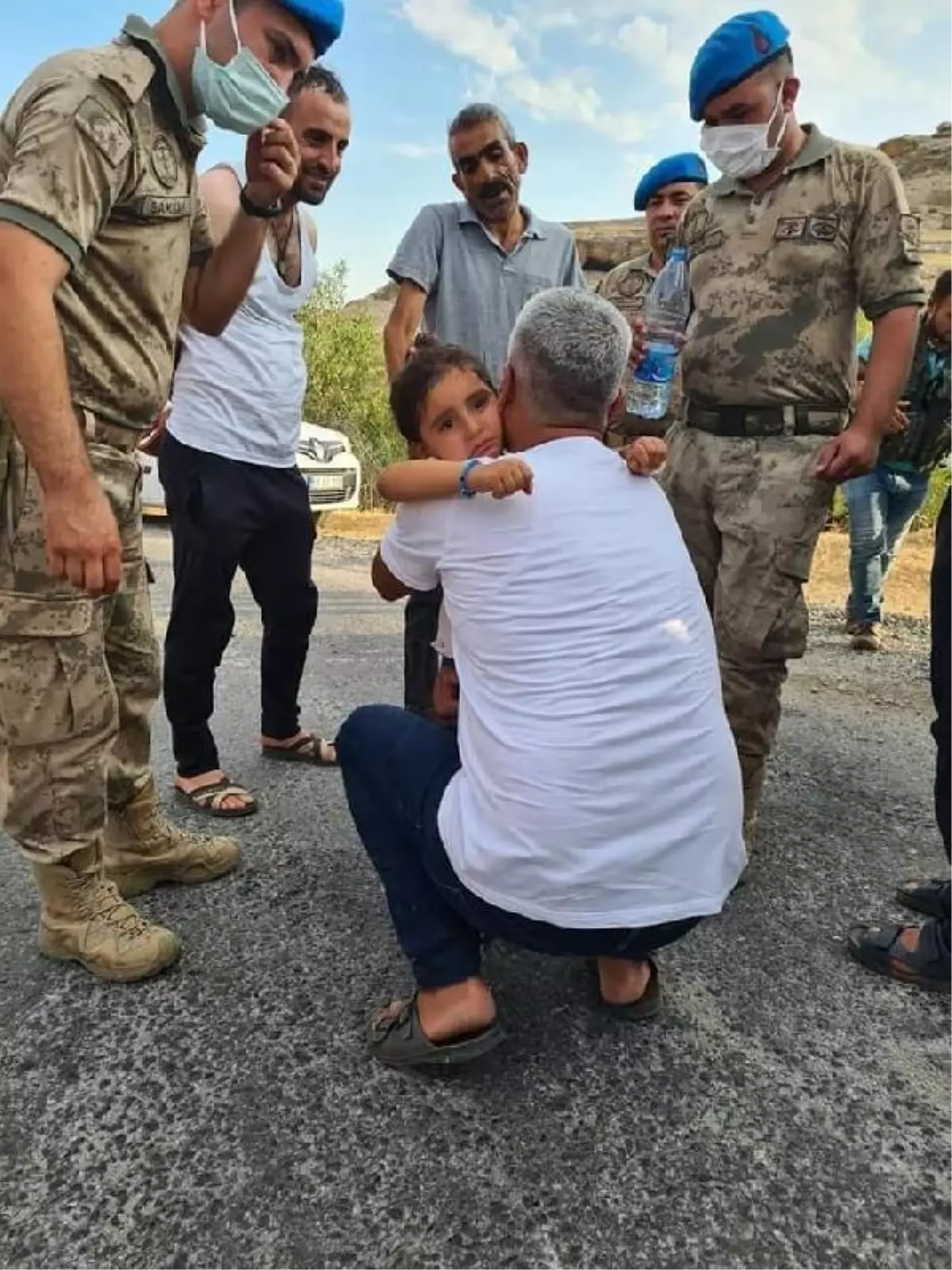 Kaybolan 3 yaşındaki Hazal\'ı jandarma dağlık alanda buldu