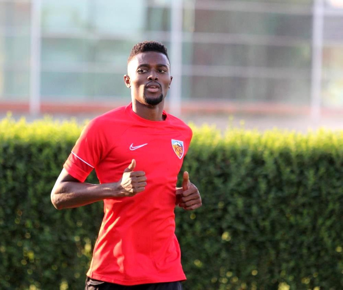 Kayserispor, geçen sezon Beşiktaş\'a kiralık verdiği Mensah\'ı kadroda tuttu