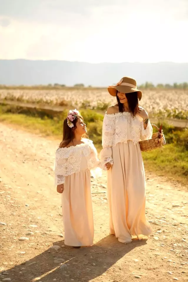 Kızı için diktiği elbise hayatını değiştirdi, şimdi dünyaya ihraç ediyor Kızı için diktiği elbise hayatını değiştirdi, şimdi dünyaya ihraç ediyor