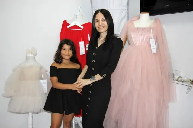 Kızı için diktiği elbise hayatını değiştirdi, şimdi dünyaya ihraç ediyor Kızı için diktiği elbise hayatını değiştirdi, şimdi dünyaya ihraç ediyor