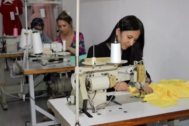 Kızı için diktiği elbise hayatını değiştirdi, şimdi dünyaya ihraç ediyor Kızı için diktiği elbise hayatını değiştirdi, şimdi dünyaya ihraç ediyor