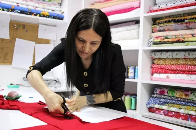Kızı için diktiği elbise hayatını değiştirdi, şimdi dünyaya ihraç ediyor Kızı için diktiği elbise hayatını değiştirdi, şimdi dünyaya ihraç ediyor