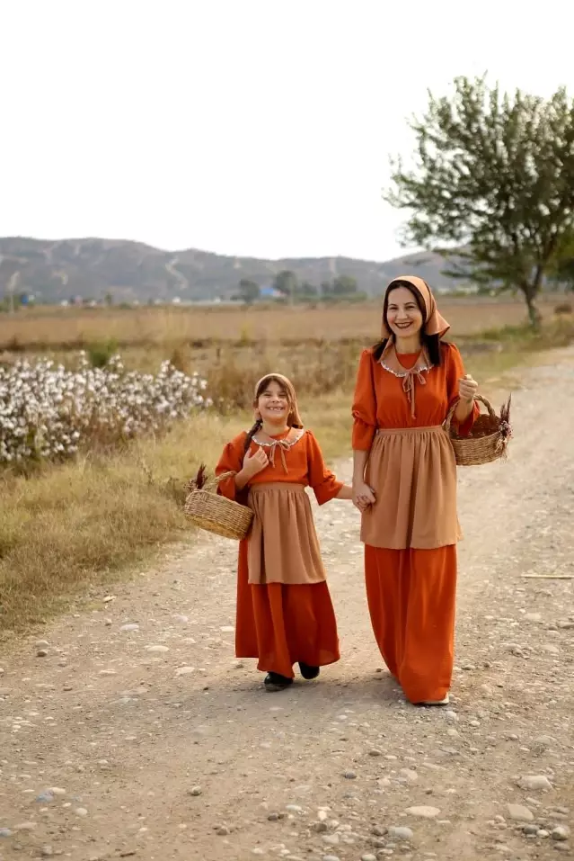 Kızı için diktiği elbise hayatını değiştirdi, şimdi dünyaya ihraç ediyor Kızı için diktiği elbise hayatını değiştirdi, şimdi dünyaya ihraç ediyor