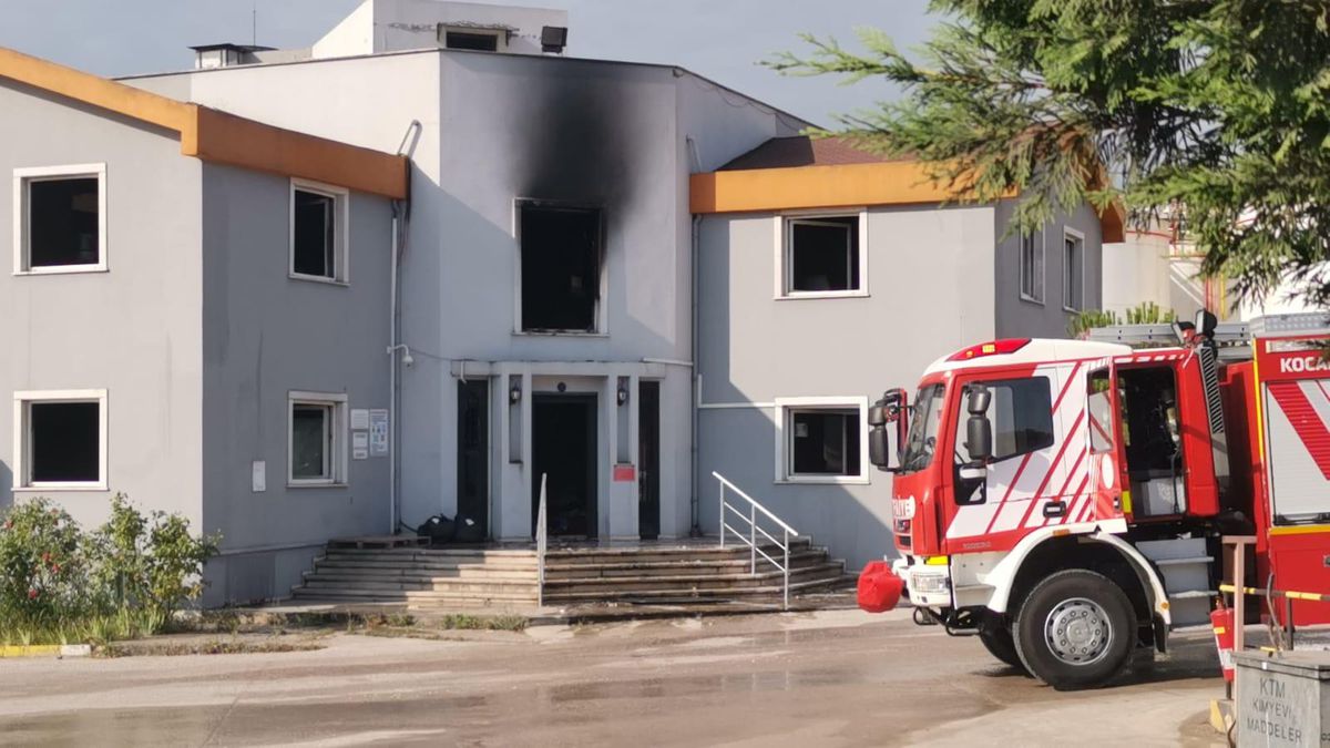 Kocaeli\'de bir fabrikanın ofisinde çıkan yangın söndürüldü