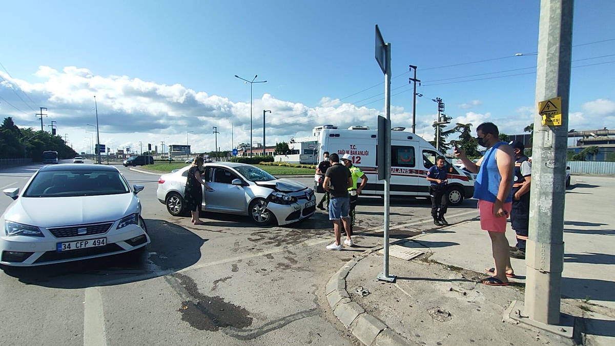 Kocaeli\'de iki otomobil çarpıştı: 2 yaralı