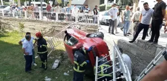 Kontrolden çıkan otomobil apartman bahçesine devrildi