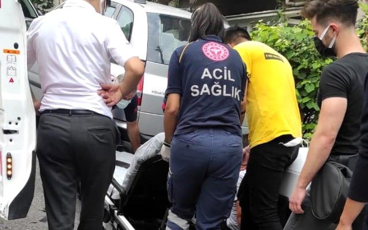 Kontrolünü kaybettiği motosikletiyle yola savrulan kurye yaralandı