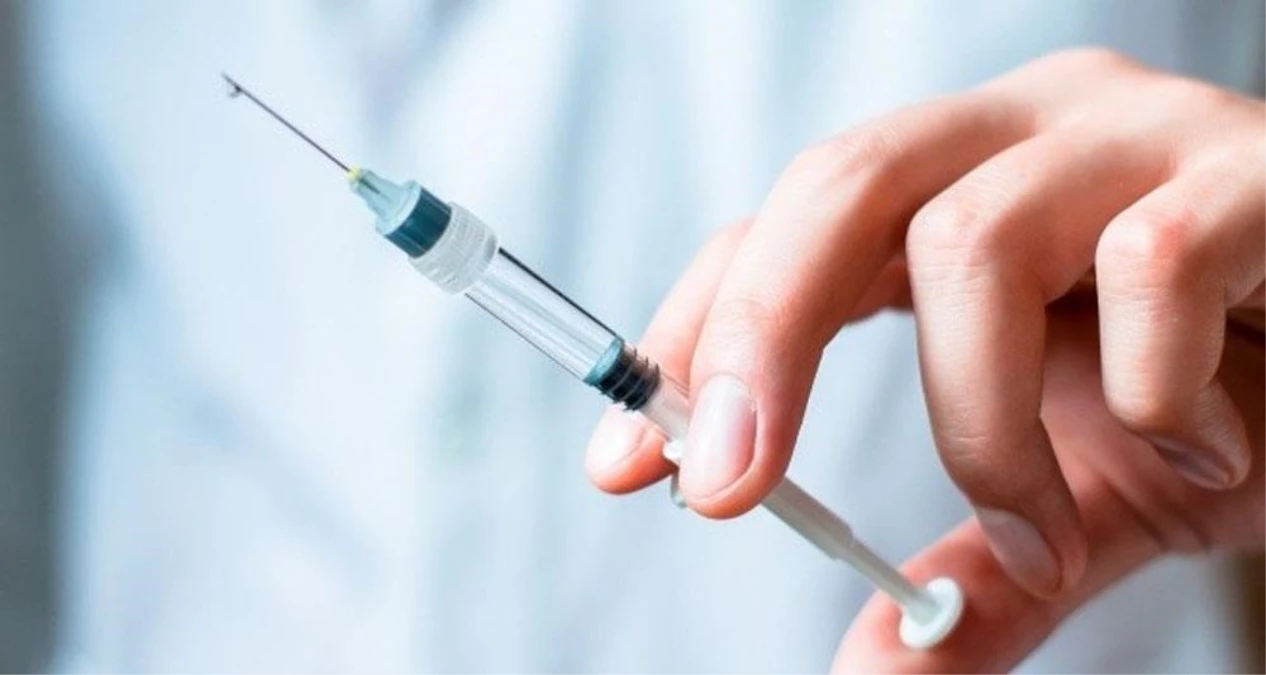 Macaristan\'da sağlık çalışanlarına Covid-19 aşısı zorunlu oldu