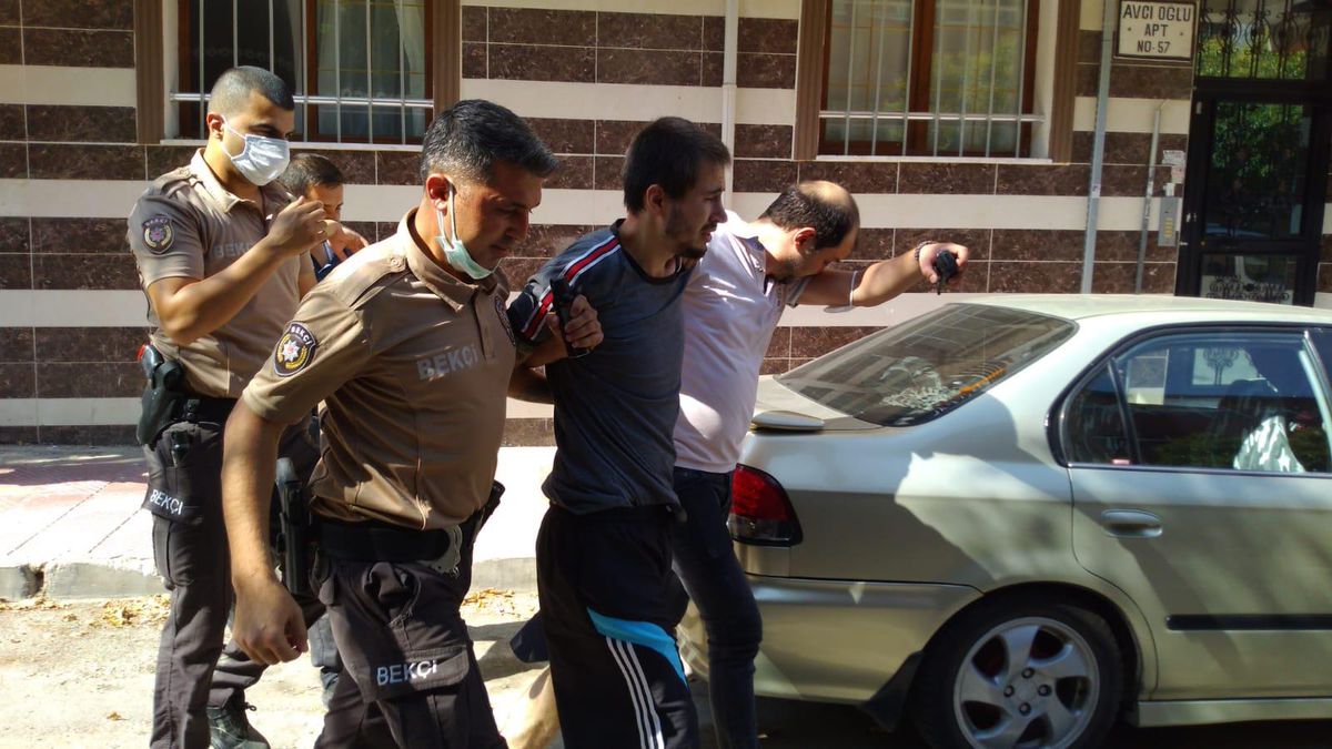 Son dakika haber | Manisa\'da polise teslim olmak istemeyen şüpheli, evindeki eşyaları ateşe verdi
