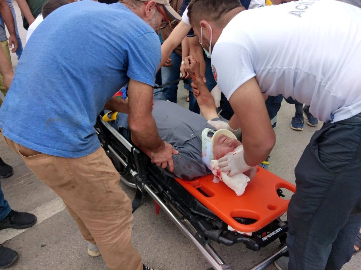 Osmaneli \'de kamyonet ile motosiklet çarpıştı: 1 yaralı
