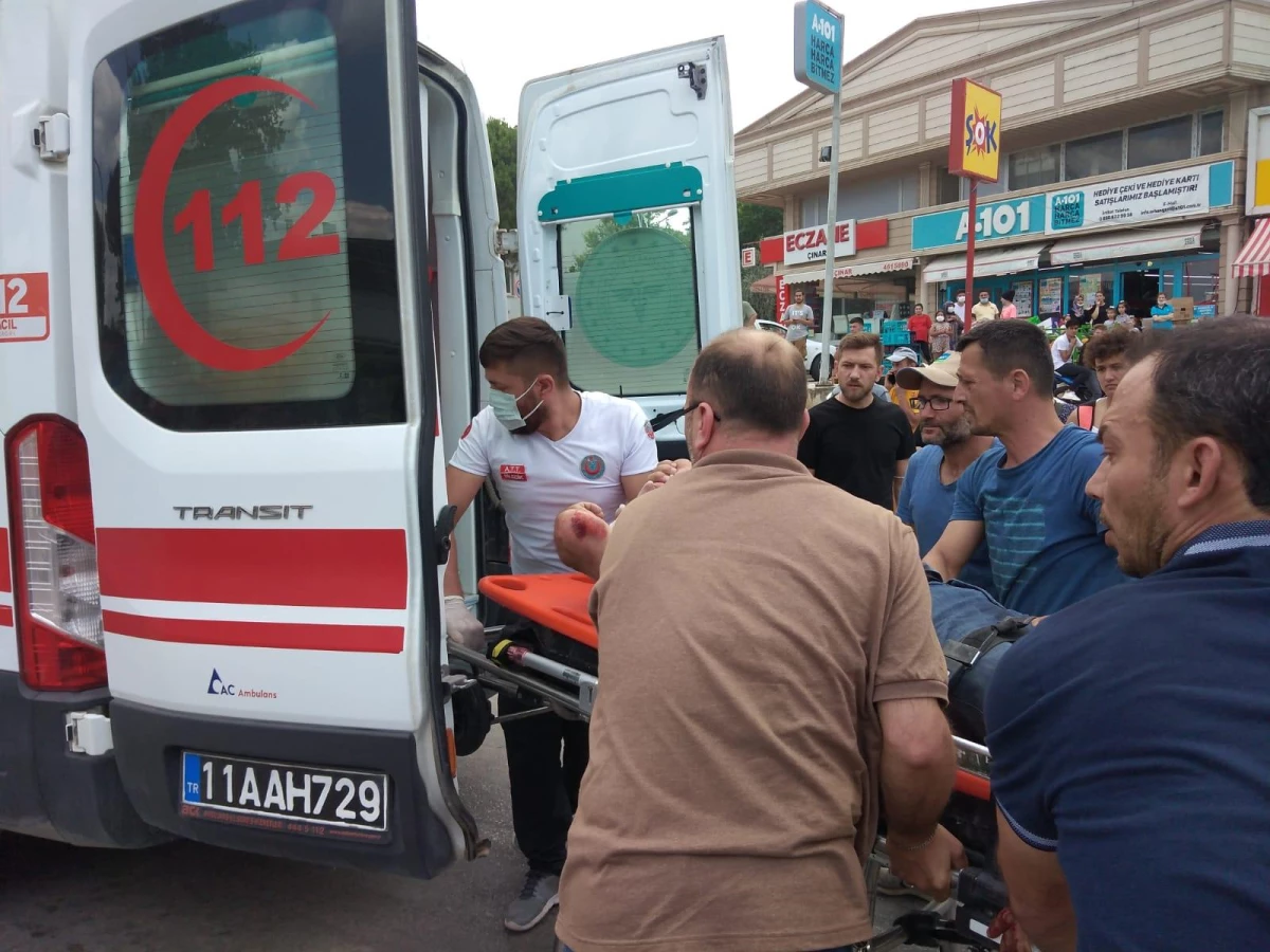 Osmaneli\'nde kamyonetle çarpışan motosikletin sürücüsü yaralandı