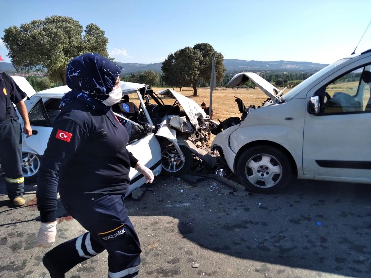 Son dakika haberleri... Otomobil ile hafif ticari araç kafa kafaya çarpıştı: 1 ölü, 6 yaralı