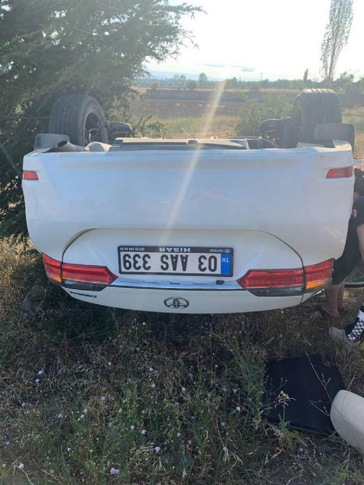 Otomobil şarampole devrildi: 1 ölü, 1 yaralı