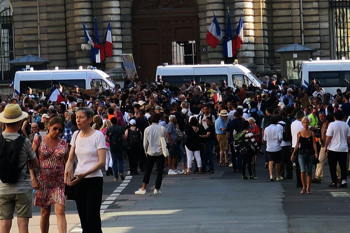 Paris\'te aşı karşıtlarından Senato önünde protesto