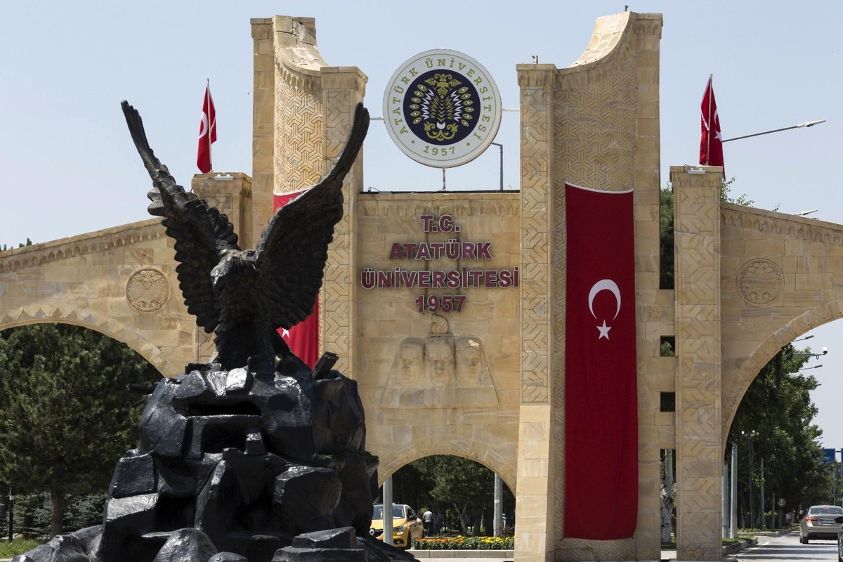 Rektör Çomaklı; "Erzurum Kongresinin 102. Yıl dönümü kutlu olsun"