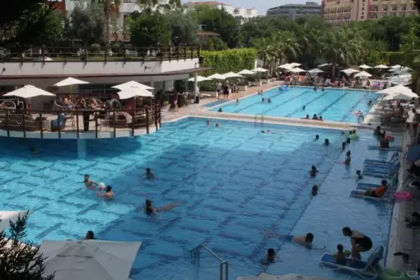 REZERVASYON YAPTIRAN TATİLCİLER İÇERİ ALINMADI, OTEL VE ACENTE SAHİPLERİ BİRBİRLERİNİ SUÇLADI