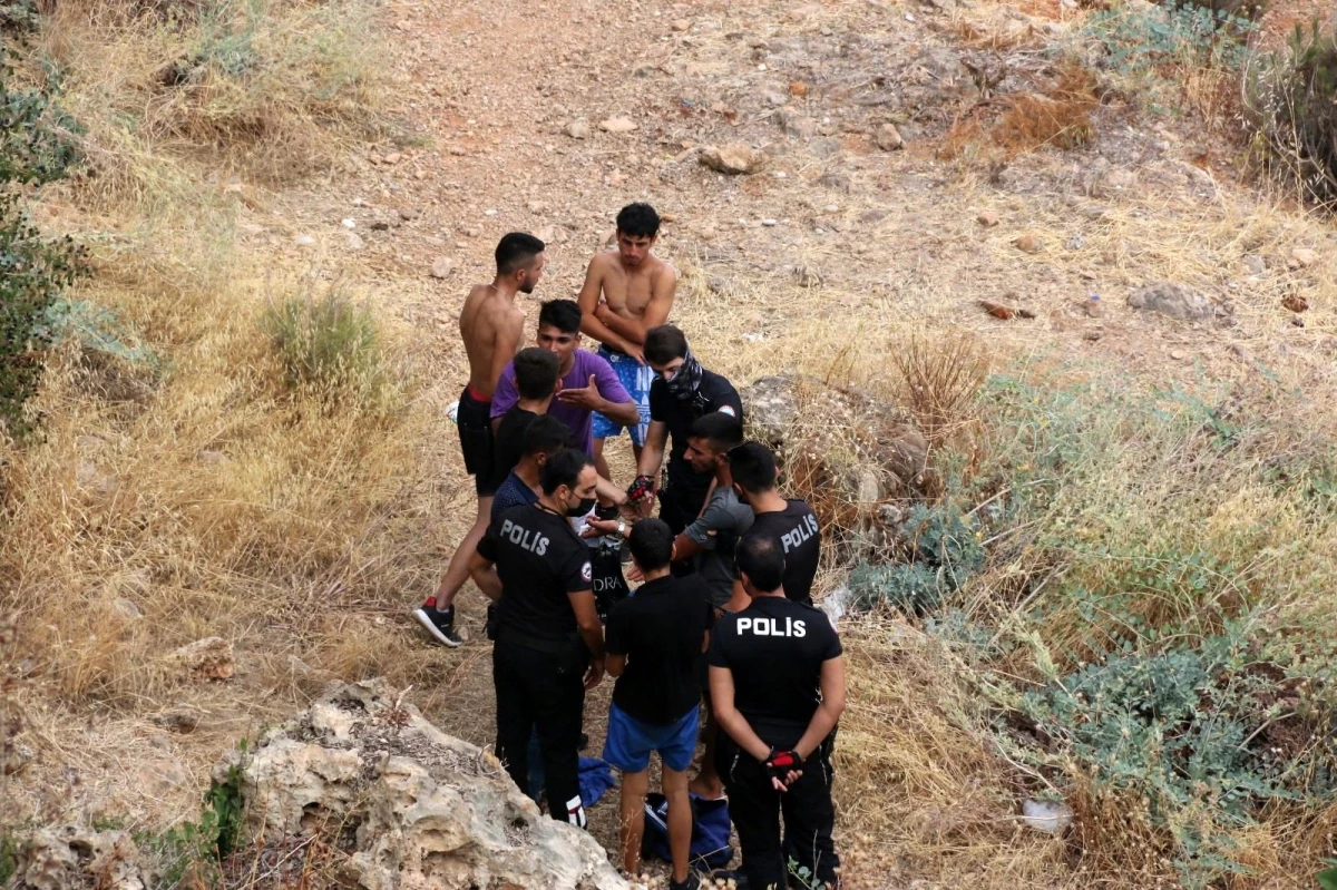 Sahilde vatandaşların dalgınlığından faydalanıp çanta ve telefonlarını çalan 4 genç kıskıvrak yakalandı