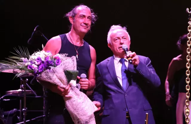 Sanatçı Kıraç, Hatay'ın ana vatana katılışının 82'nci yıl dönümü kutlamalarında sahne aldı