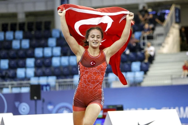 Selvi İlyasoğlu Türkiye'ye ilk altın madalyayı kazandırdı
