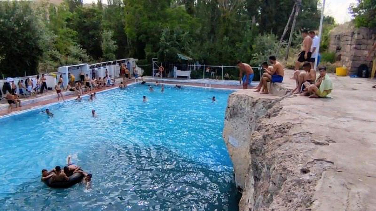 Sıcaktan bunalan vatandaşlar 400 yıllık \'Keşişin Havuzu\'na akın etti