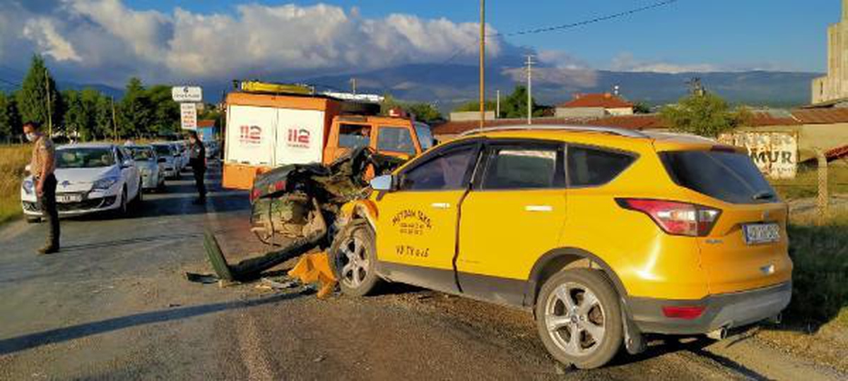 Taksi ile otomobil kavşakta çarpıştı; sürücüleri yaralandı
