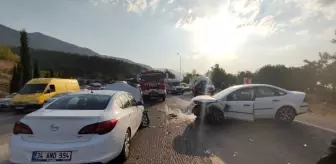 Tatil dönüşü 3 araç birbirine girdi: 7 yaralı