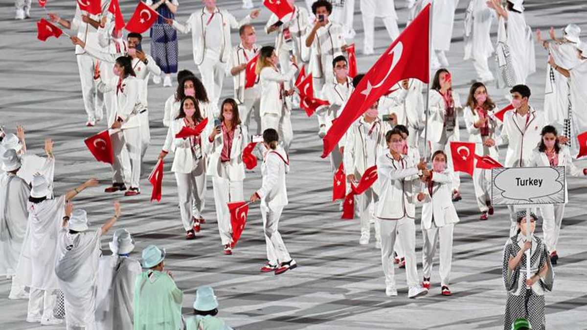 Tokyo Olimpiyatları büyük bir törenle açıldı! Türk bayrağını Merve Tuncel ile Berke Saka taşıdı