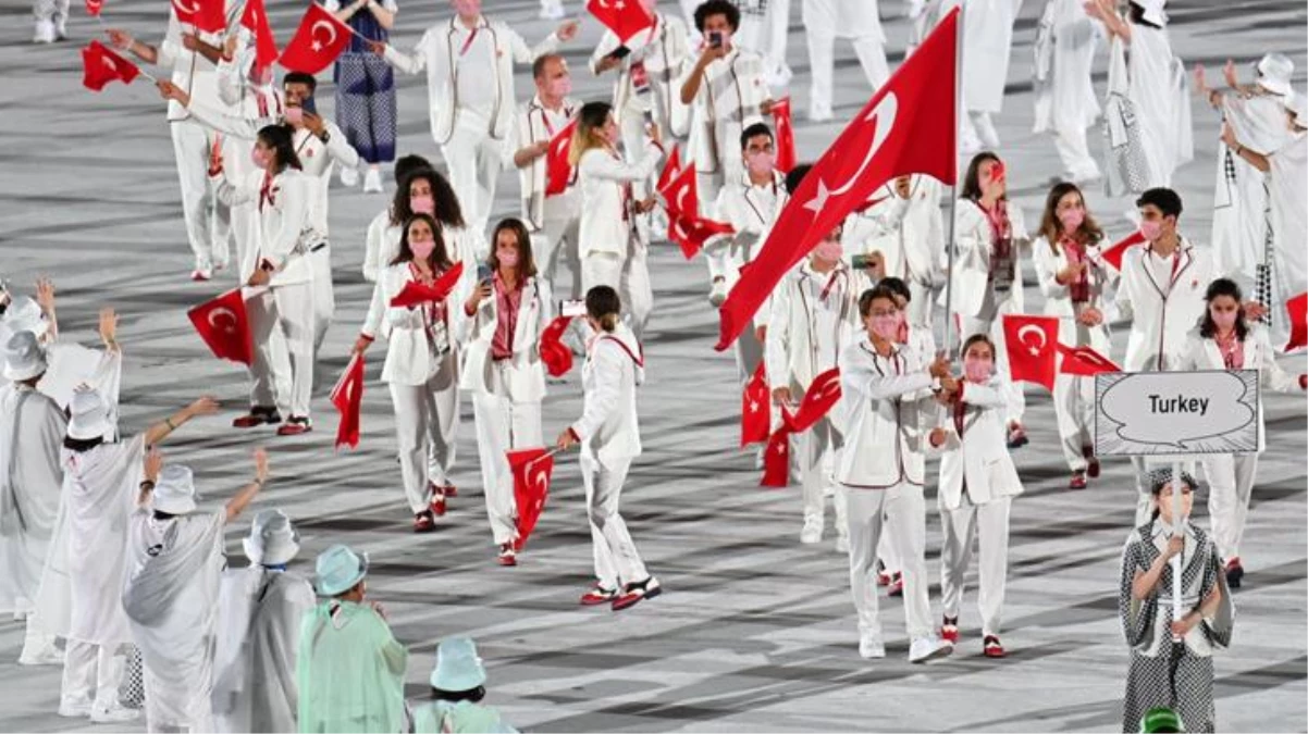 Tokyo Olimpiyatları büyük bir törenle açıldı! Türk bayrağını Merve Tuncel ile Berke Saka taşıdı