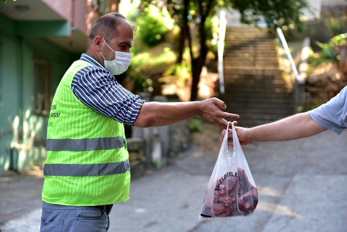Tuzla\'da ihtiyaç sahibi ailelere 5 ton kurban eti dağıtıldı