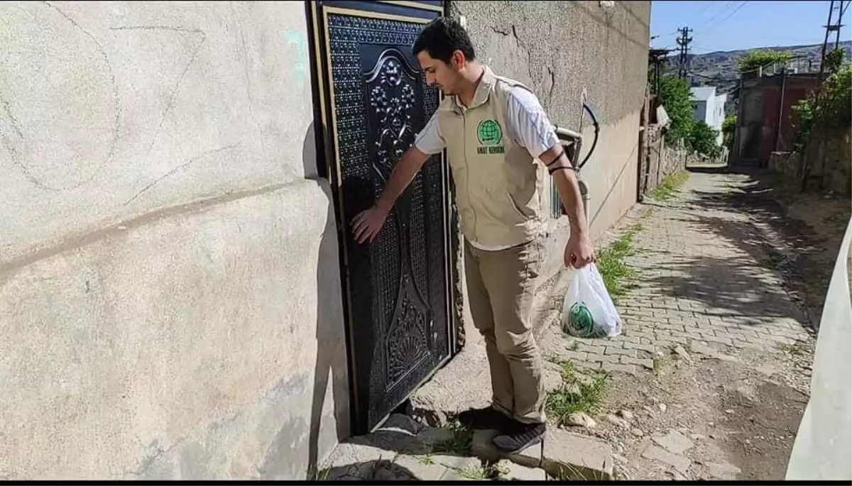 Umut Kervanı Vakfı Kozluk\'ta 150 aileye kurban eti dağıttı