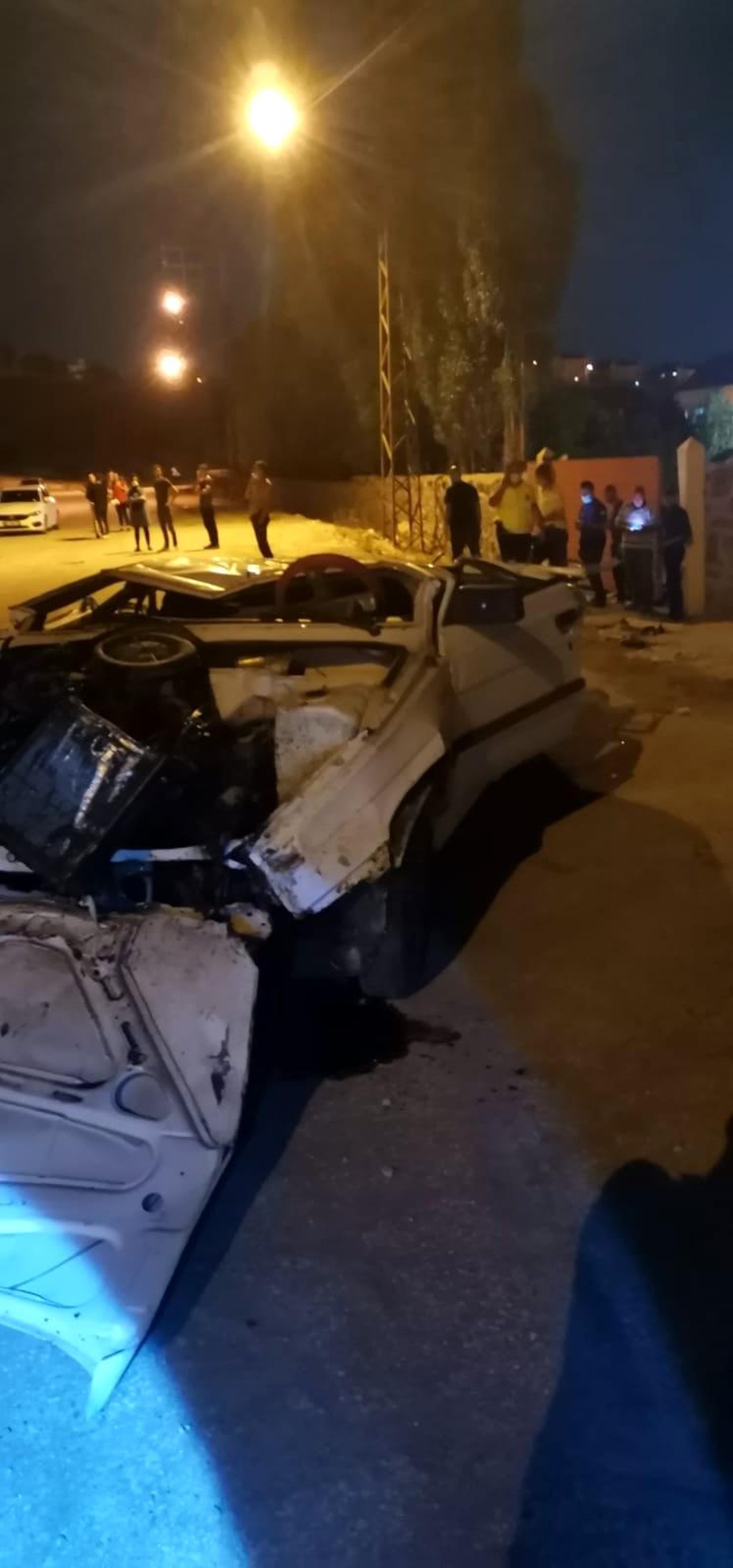 Van\'da otomobil 8 metre yükseklikteki köprüden uçtu: 1 ölü, 2 yaralı