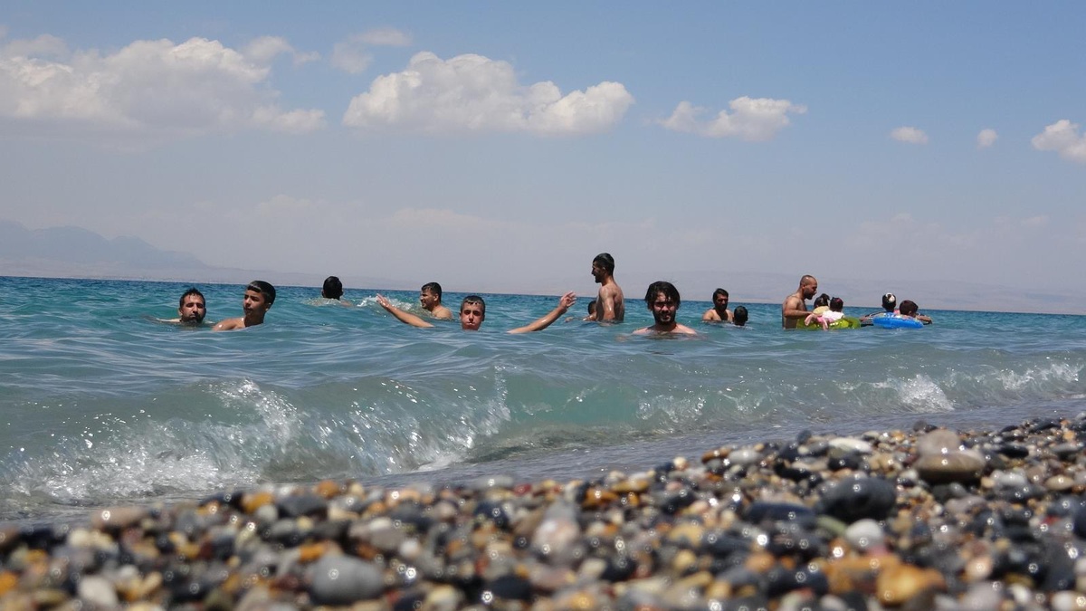 Son dakika haberi | Van Gölü\'nün mavi bayraklı plajı tatilcilerin akınına uğradı