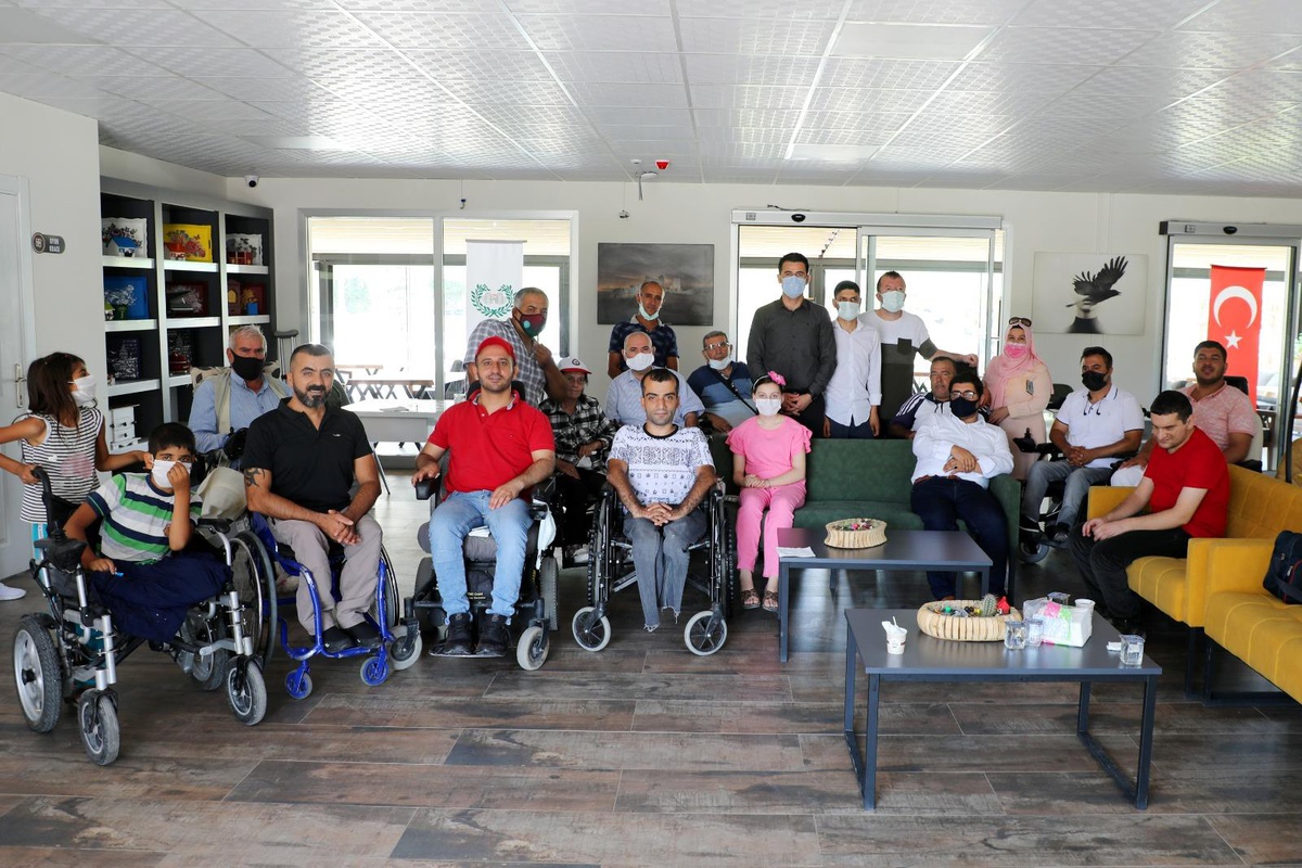 Yenişehir Kaymakamı Beşikci, Engelsiz Yaşam Merkezi ve İkinci Bahar Millet Kıraathanesini ziyaret etti