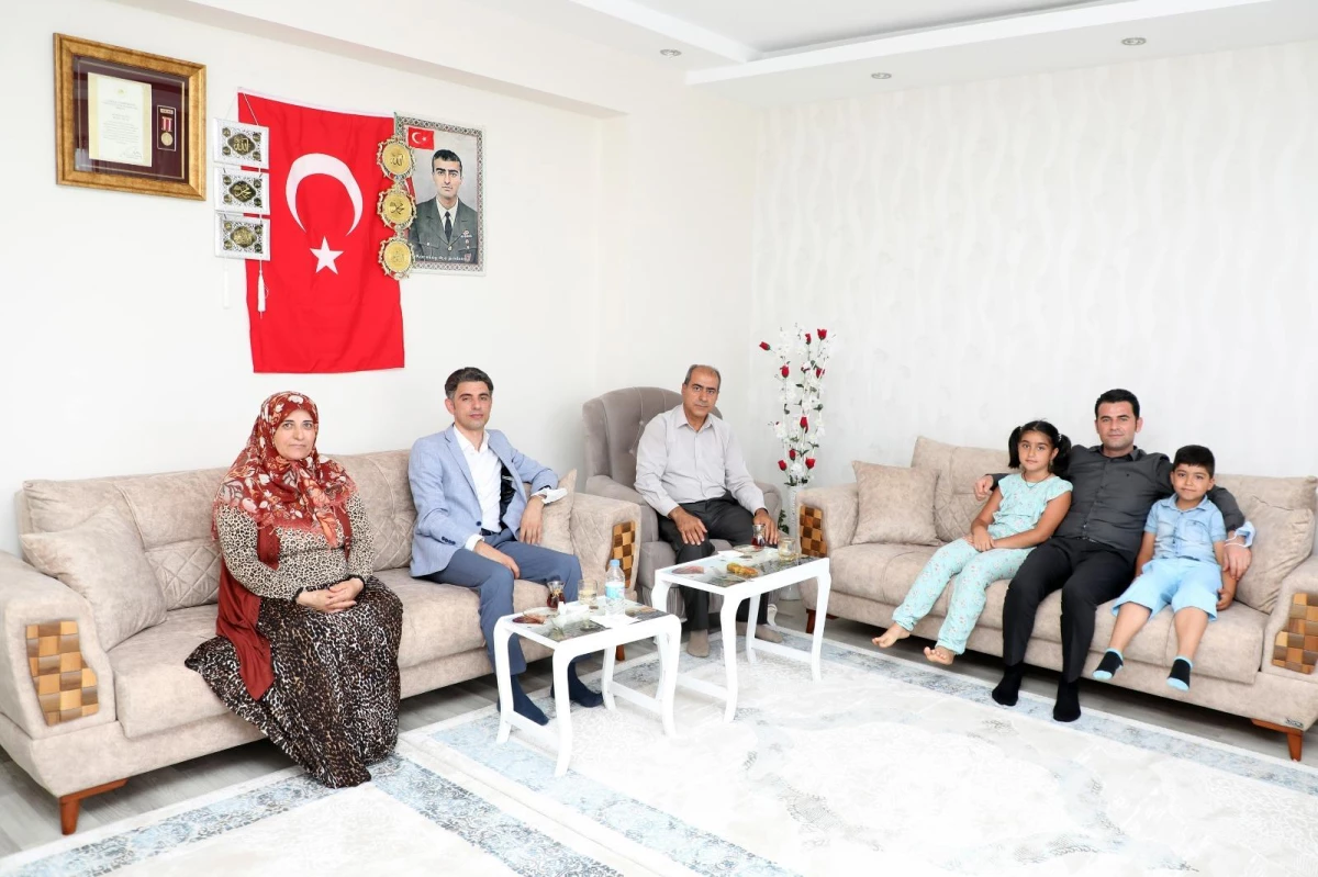 Son dakika gündem: Yenişehir Kaymakamı ve Belediye Başkan Vekili Beşikci\'den şehit ailelerine bayram ziyareti